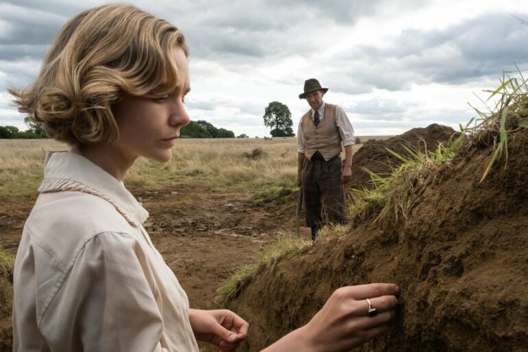 Atriz carey mulligan e ralph fiennes em a escavacao