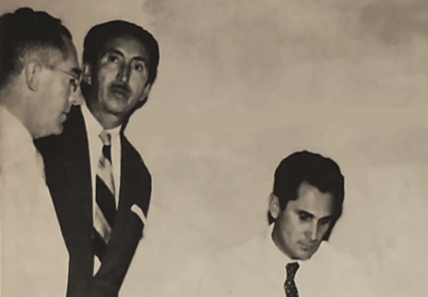 Governador pedro gondim assinando a nomeação de joão córdula (em pé de terno escuro) para dirigir do cepb2.