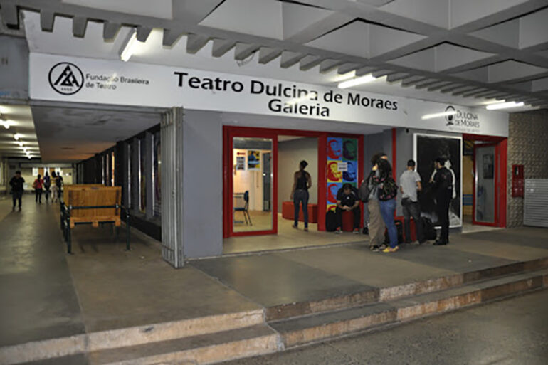 Galeria da faculdade e do teatro dulcina de moraes no conic em brasilia.