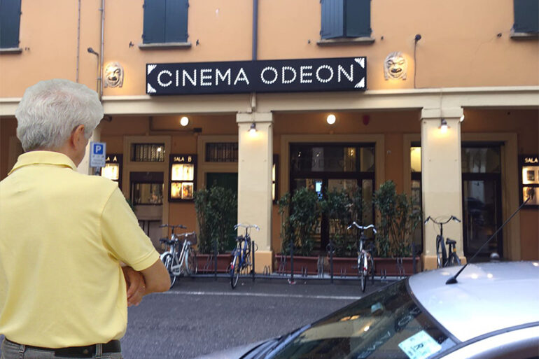 Dr. manoel jaime atesta a existencia de um dos cinemas de rua em bolonha na italia