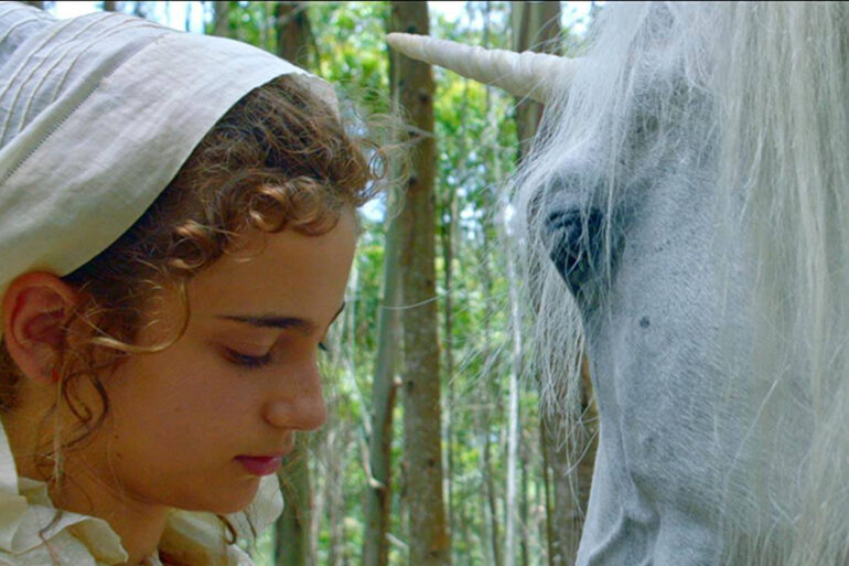 Personagem maria e seu unicornio a pureza e a forca juntas.