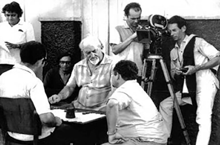 Equipe de filmagem de o salario da morte com linduarte noronha c orientando atores no jogo.