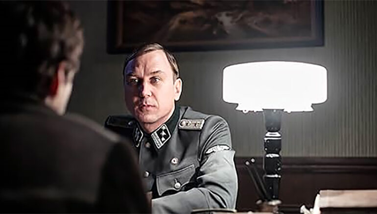 O ator alemao lars eidinger no papel de reinhold von rumpel.