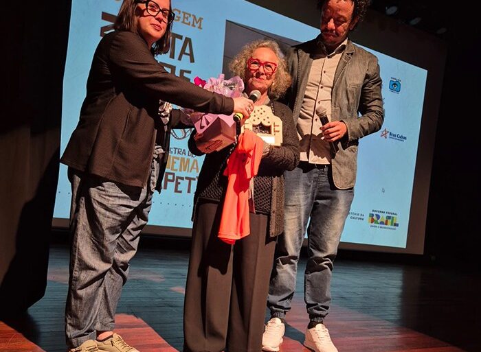 Zezita Recebendo Homenagem No Theatro Vasques De Moji Das Cruzessp 1