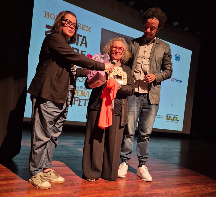 Zezita Recebendo Homenagem No Theatro Vasques De Moji Das Cruzessp 1