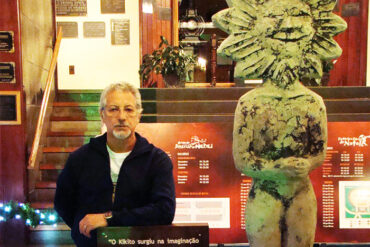 O autor da coluna no palácio dos festivais, em gramado.