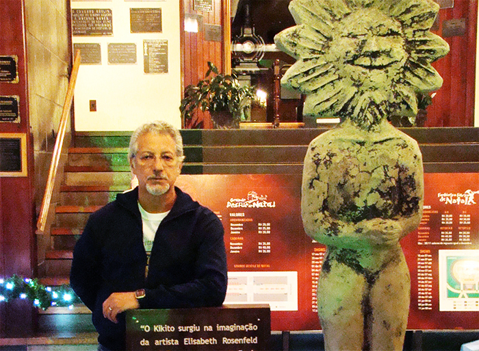 O autor da coluna no palácio dos festivais, em gramado.