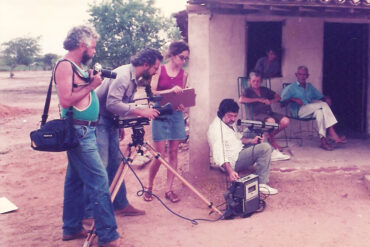 Equipe em sousa gravando o romanço do dinossauro.