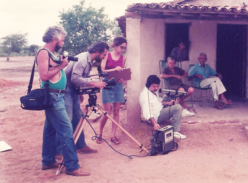 Equipe em sousa gravando o romanço do dinossauro.