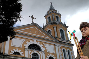 Garoto arthur luna nas gravações de seu curta metragem, no centro histórico.