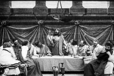 Cena da paixão de cristo da época do cinema mudo.