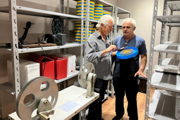 O colunista e o prof. joão de lima (d) nos arquivos da fcja.