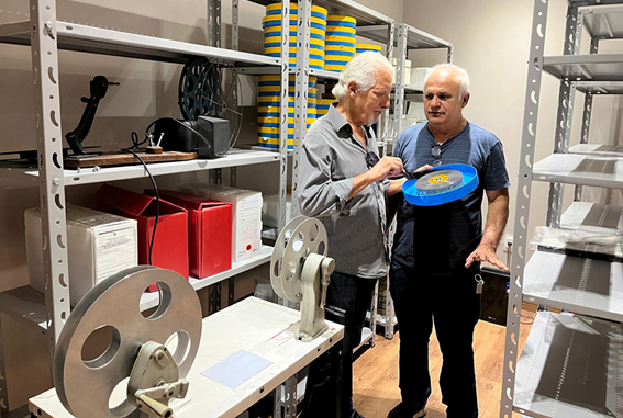 O colunista e o prof. joão de lima (d) nos arquivos da fcja.