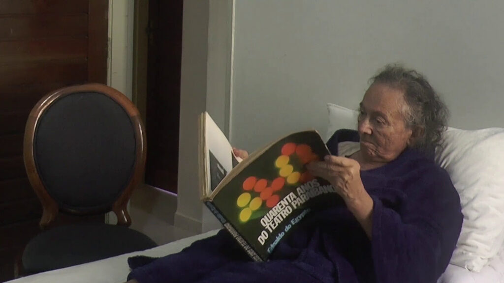 Atriz Zezita Matos em uma das cenas de “Anna Margot”