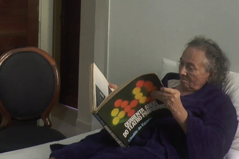 Atriz Zezita Matos em uma das cenas de “Anna Margot”